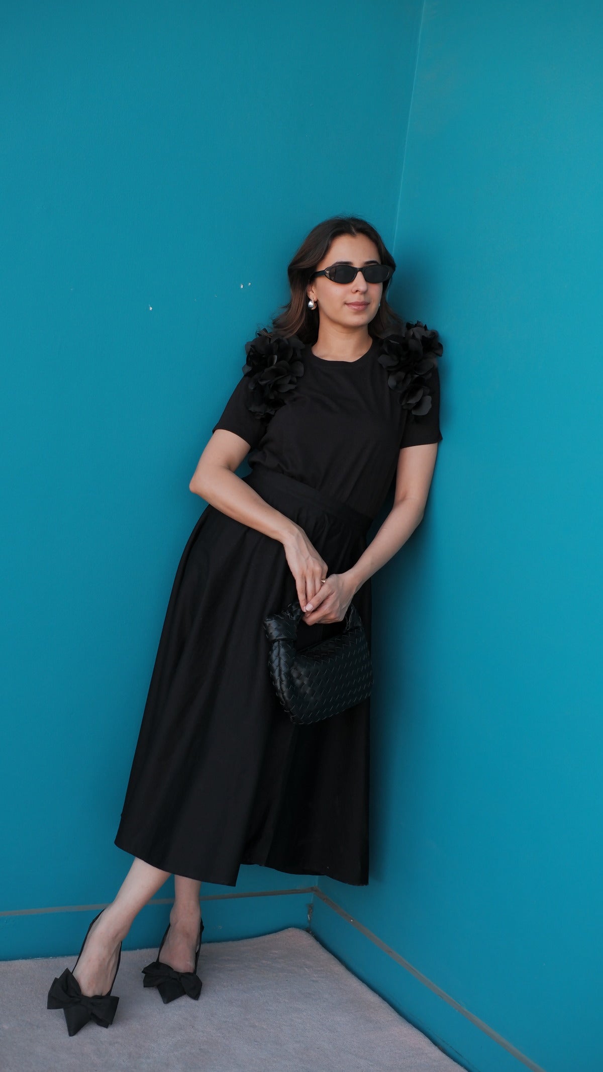 BLACK TSHIRT WITH 3D FLOWERS