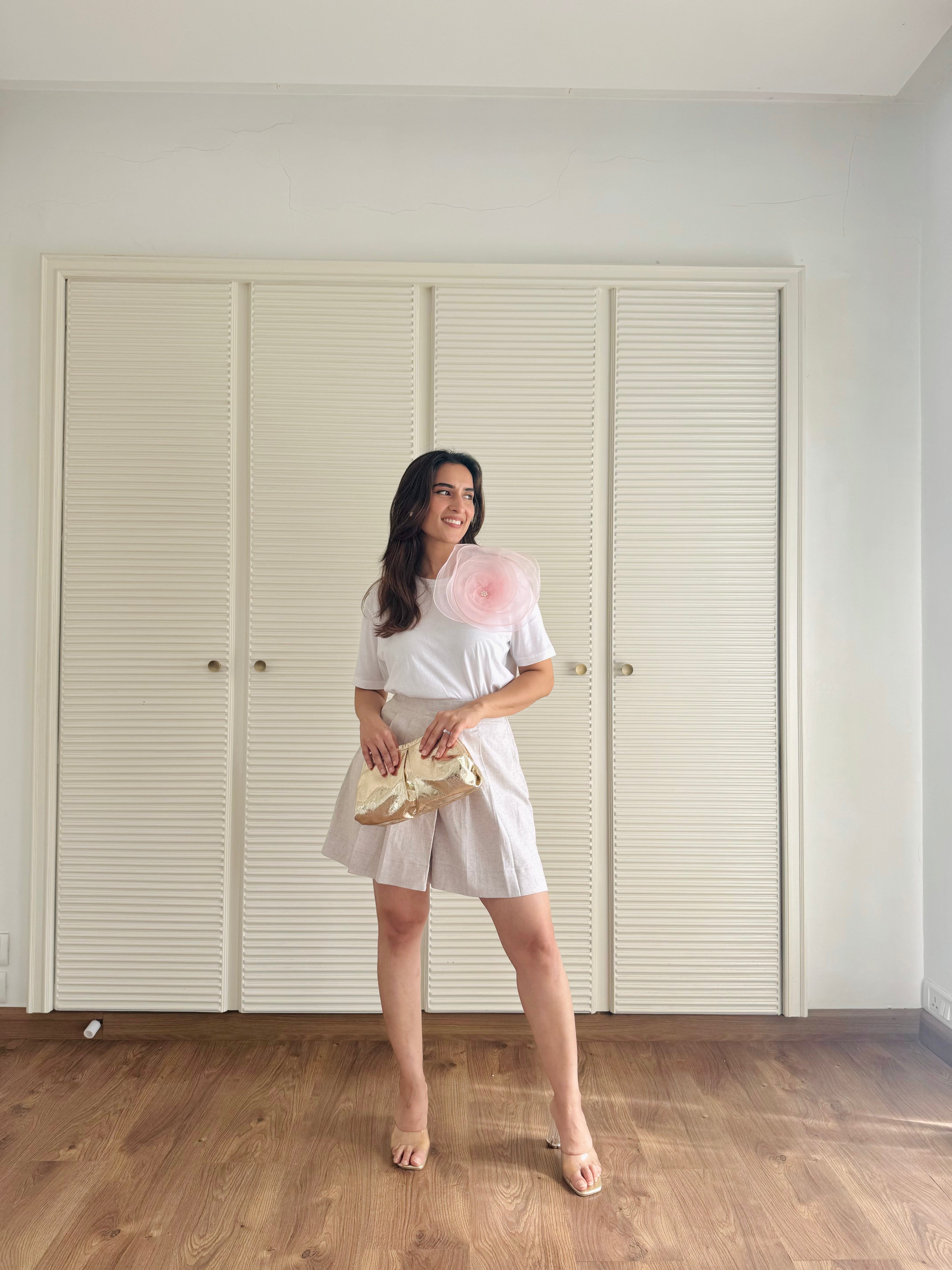 WHITE TSHIRT WITH PINK FLOWER