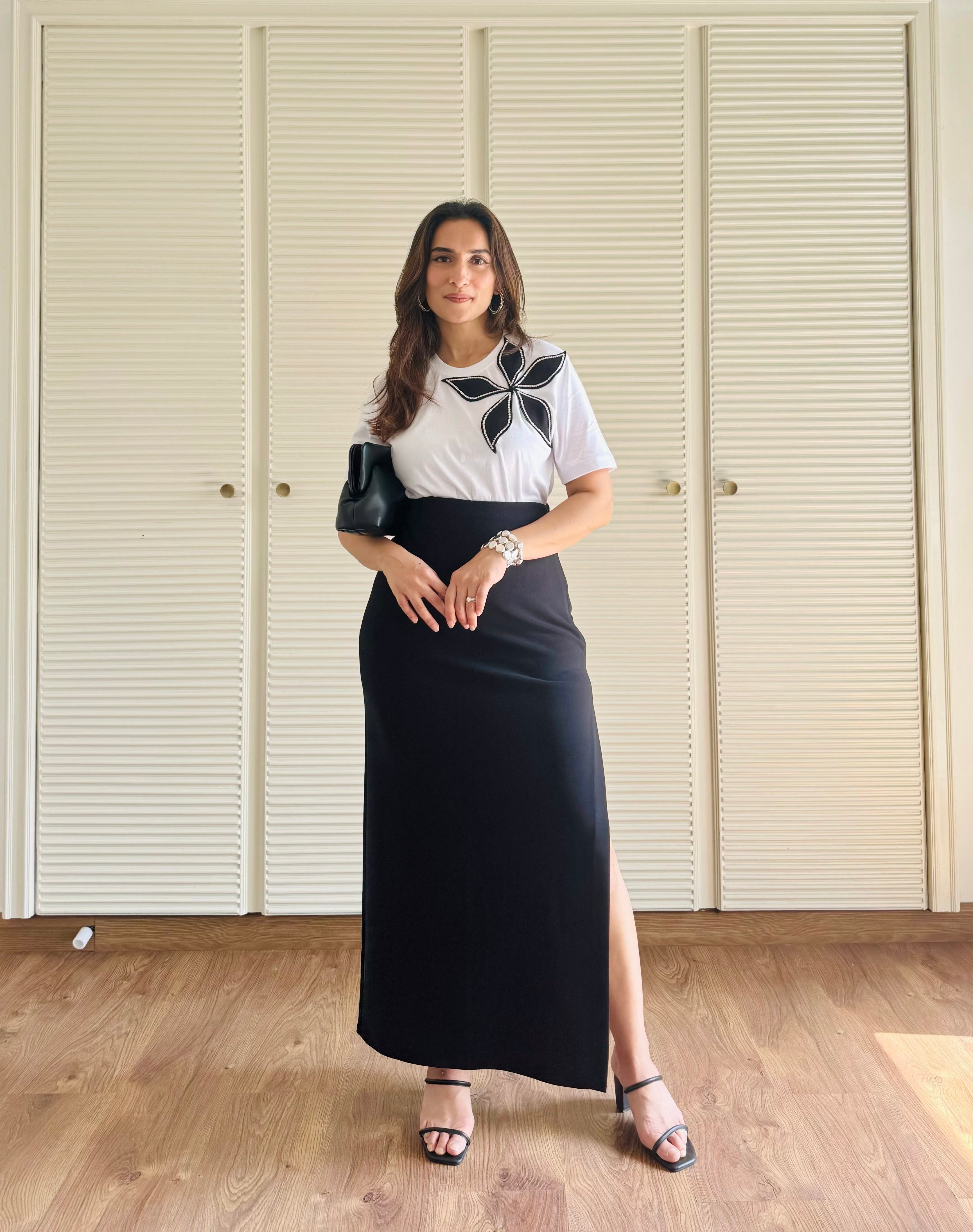 WHITE TSHIRT WITH RHINESTONE FLOWER