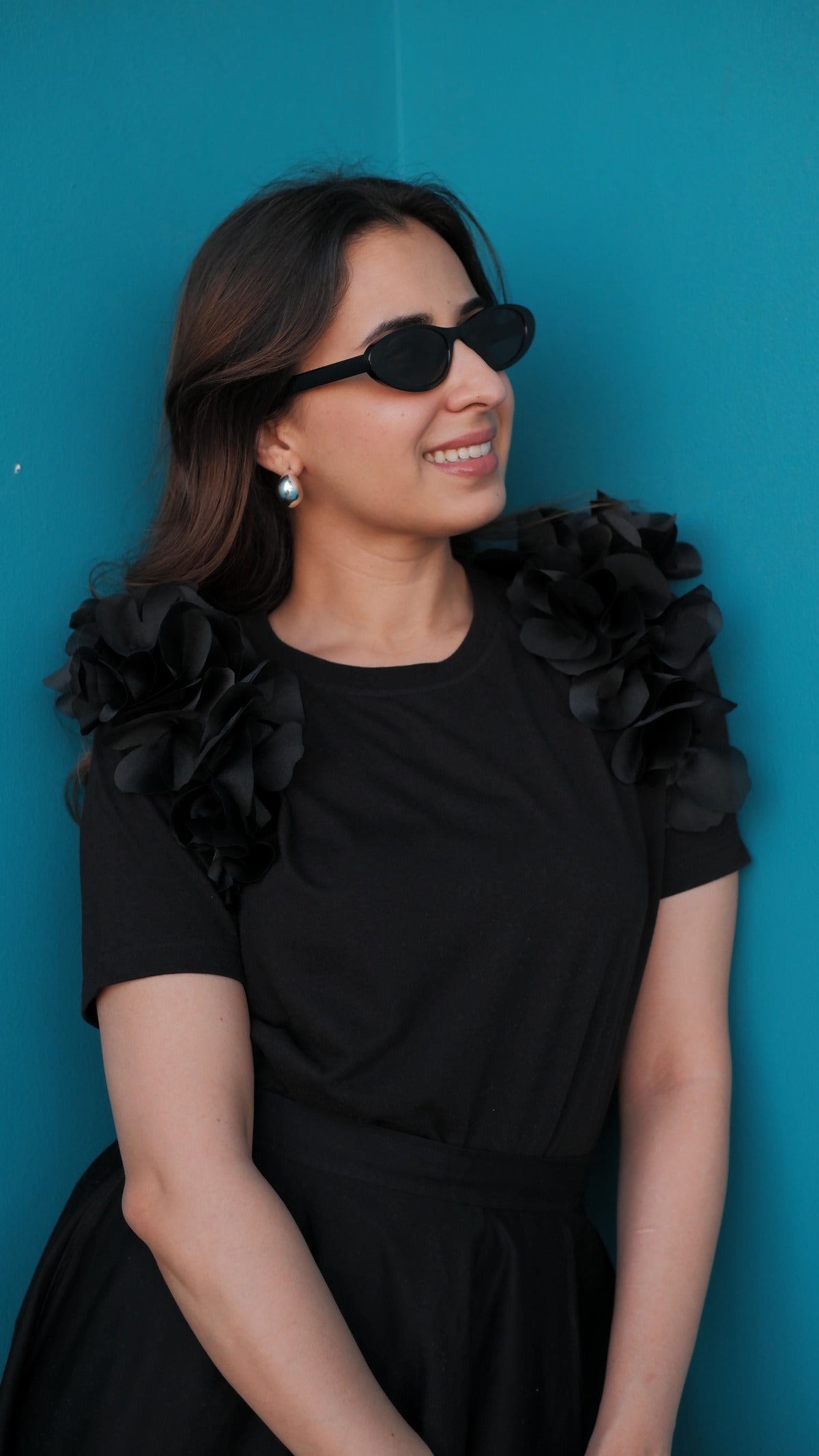 BLACK TSHIRT WITH 3D FLOWERS
