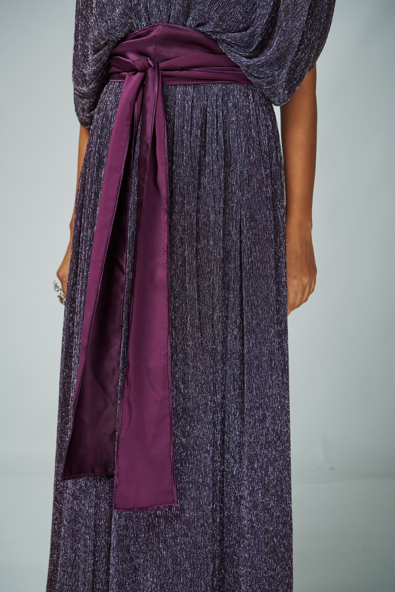 METALLIC PURPLE V-NECK GOWN WITH BELT