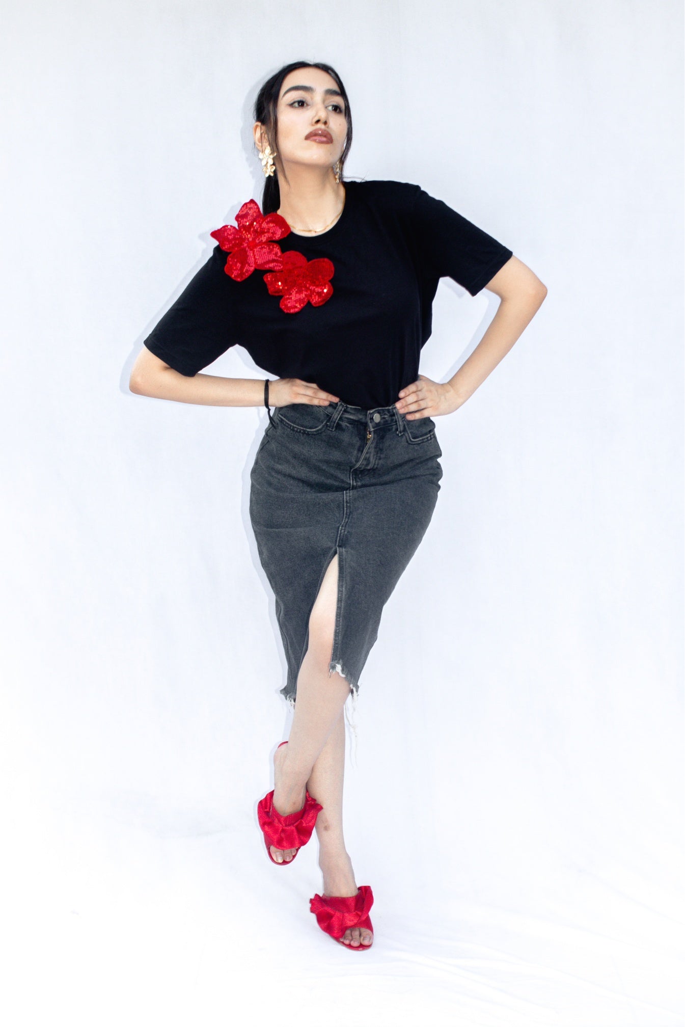 BLACK TSHIRT WITH RED SEQUIN FLOWERS