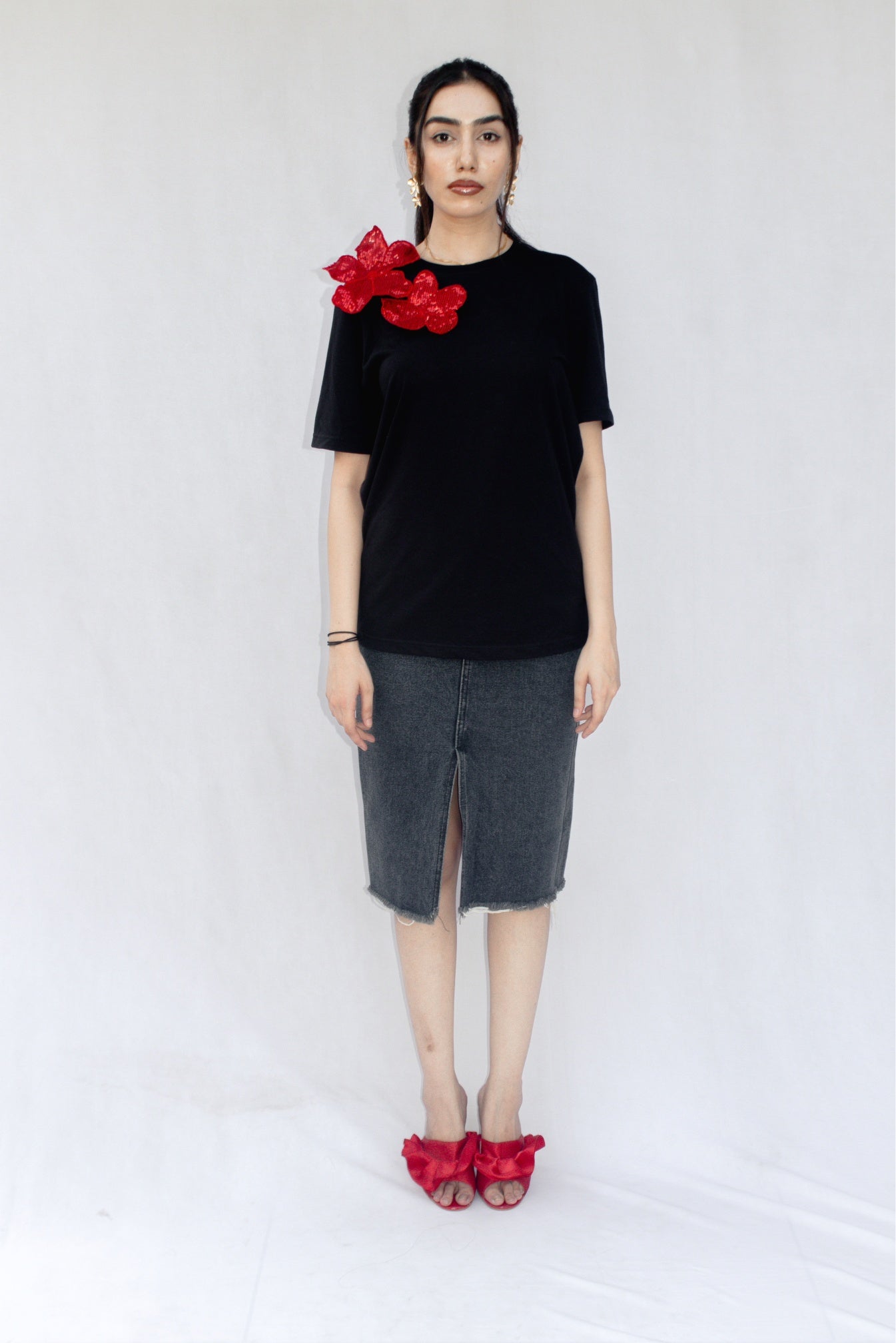 BLACK TSHIRT WITH RED SEQUIN FLOWERS