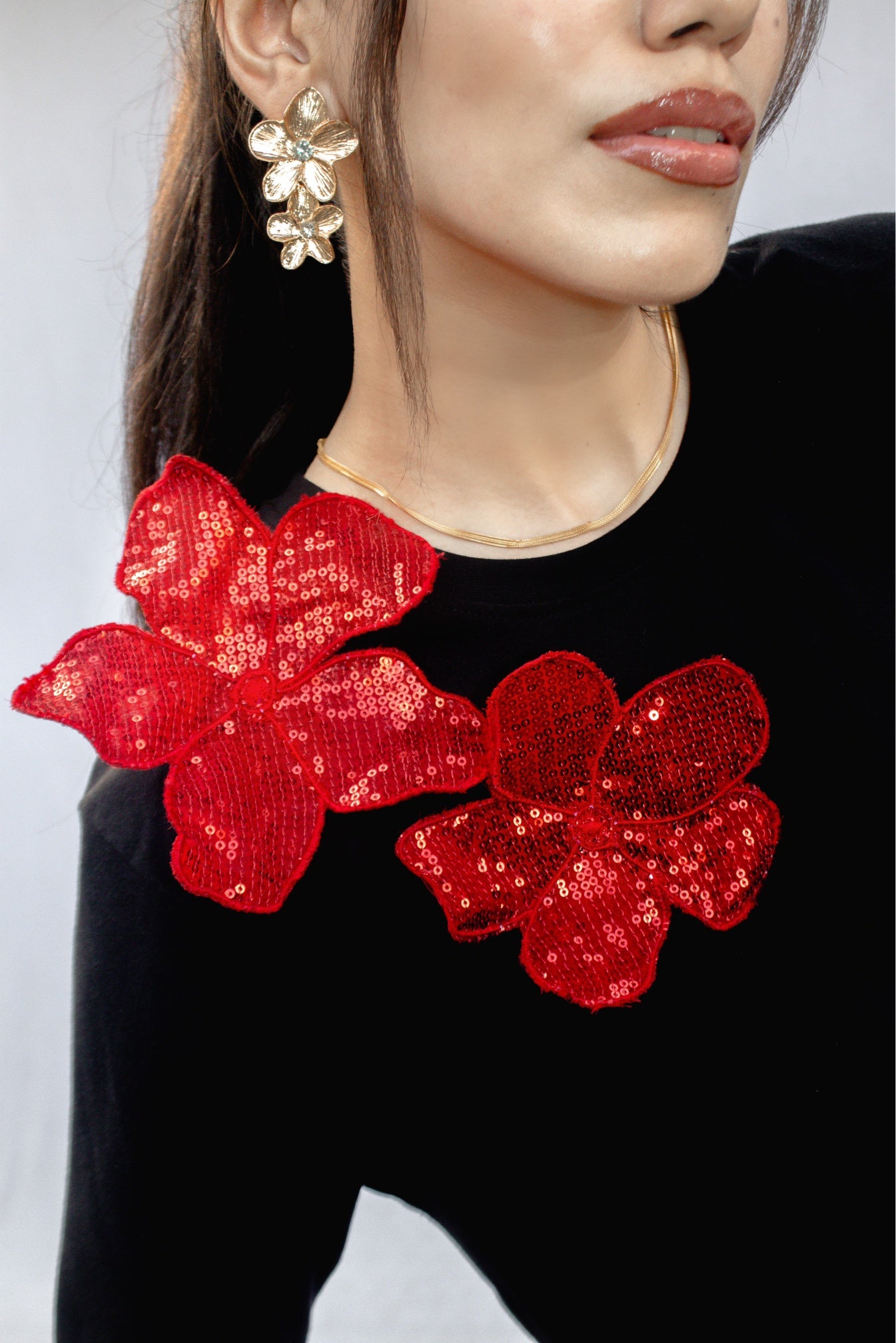 BLACK TSHIRT WITH RED SEQUIN FLOWERS