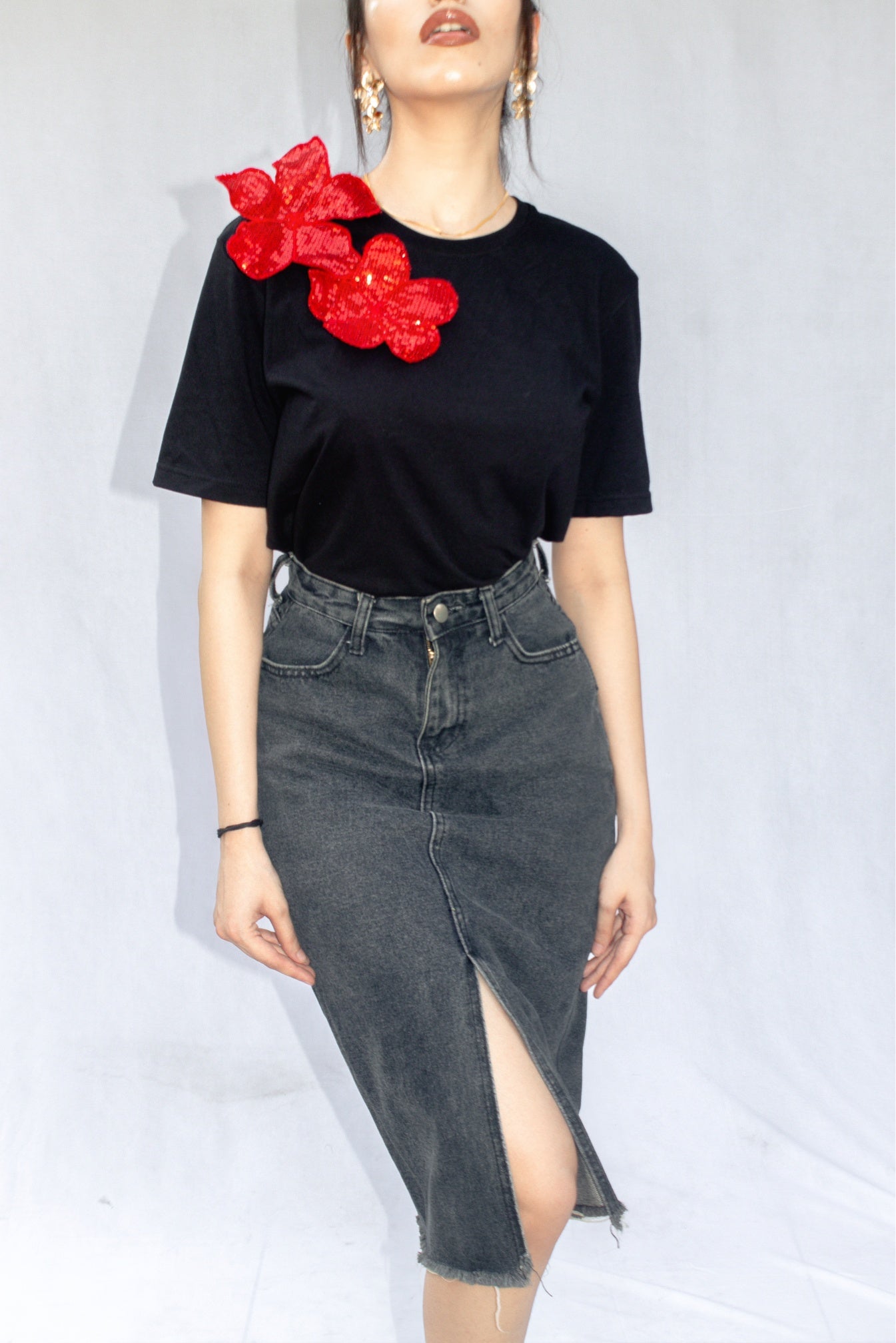 BLACK TSHIRT WITH RED SEQUIN FLOWERS