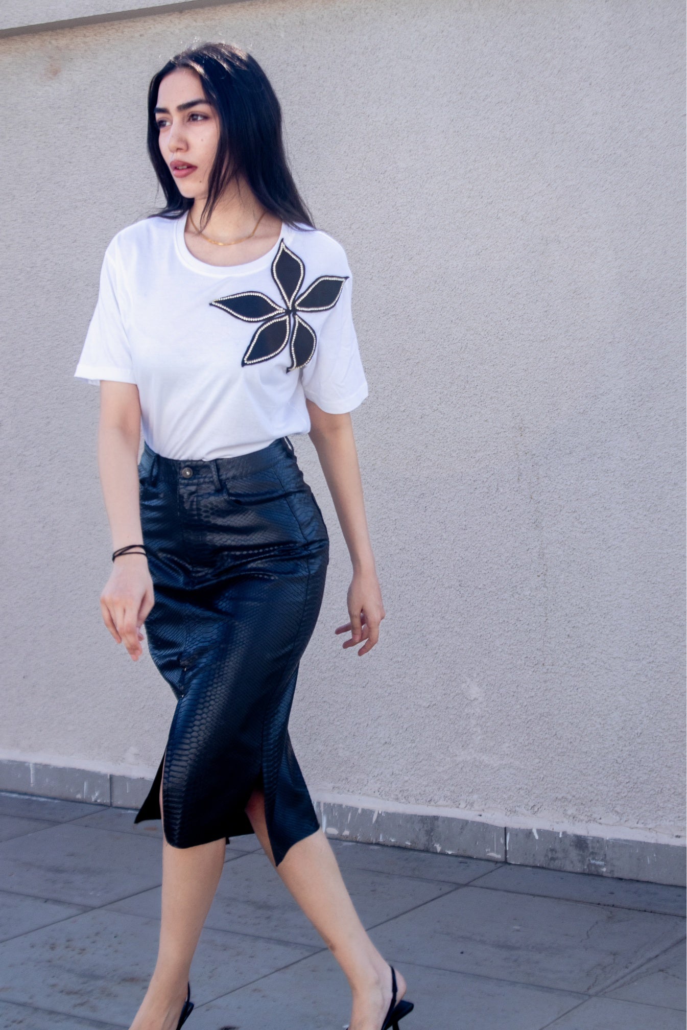 WHITE TSHIRT WITH RHINESTONE FLOWER