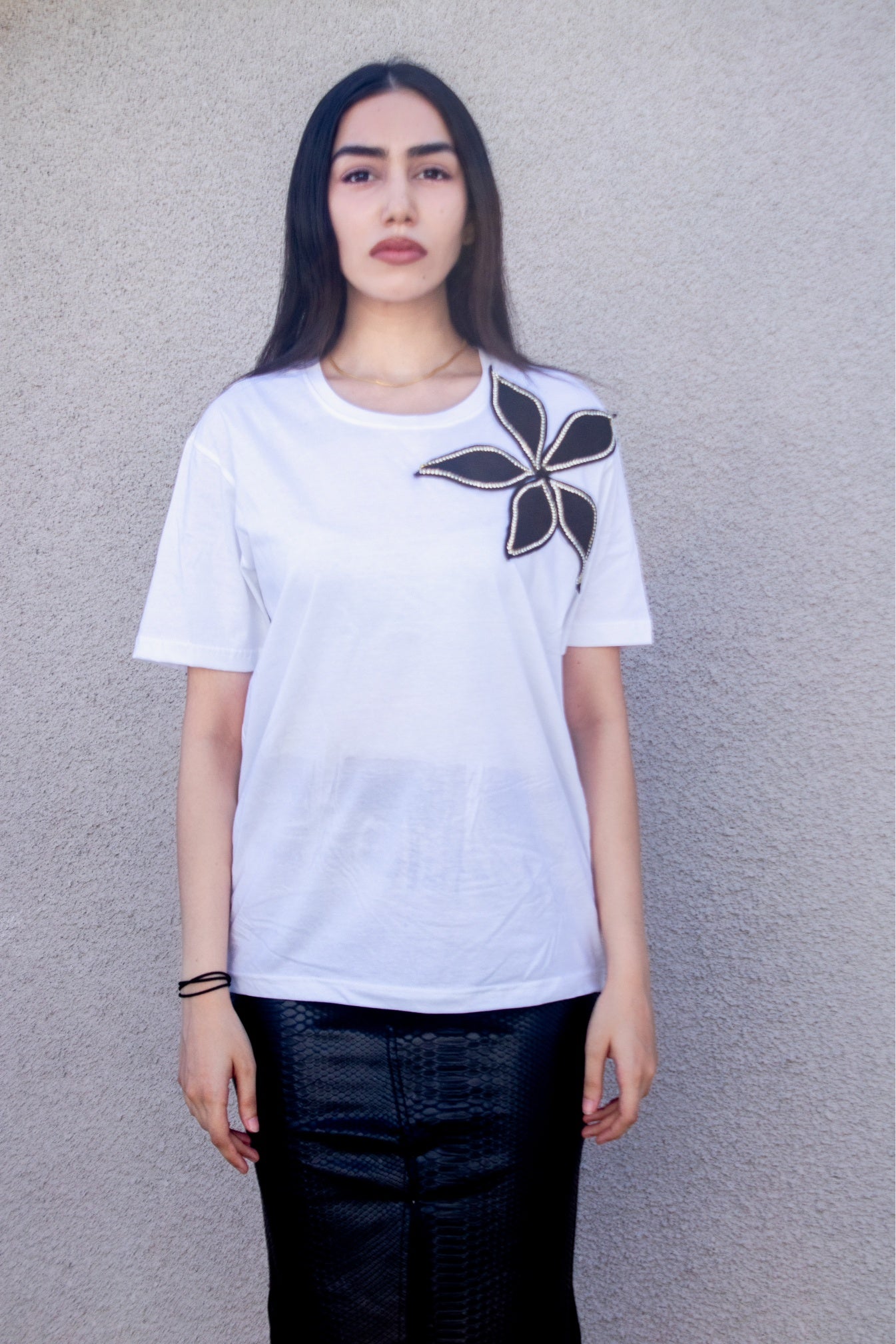 WHITE TSHIRT WITH RHINESTONE FLOWER