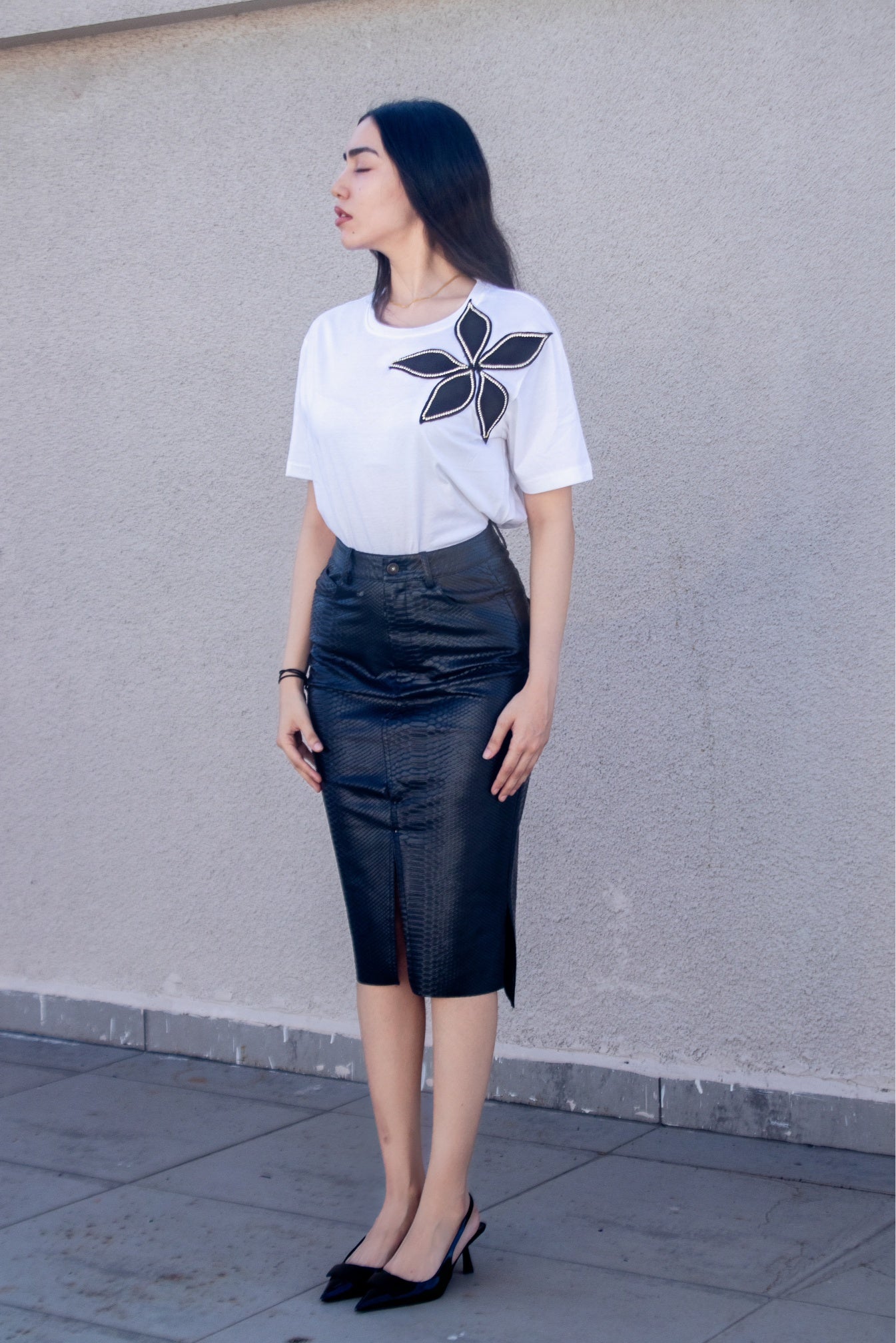 WHITE TSHIRT WITH RHINESTONE FLOWER