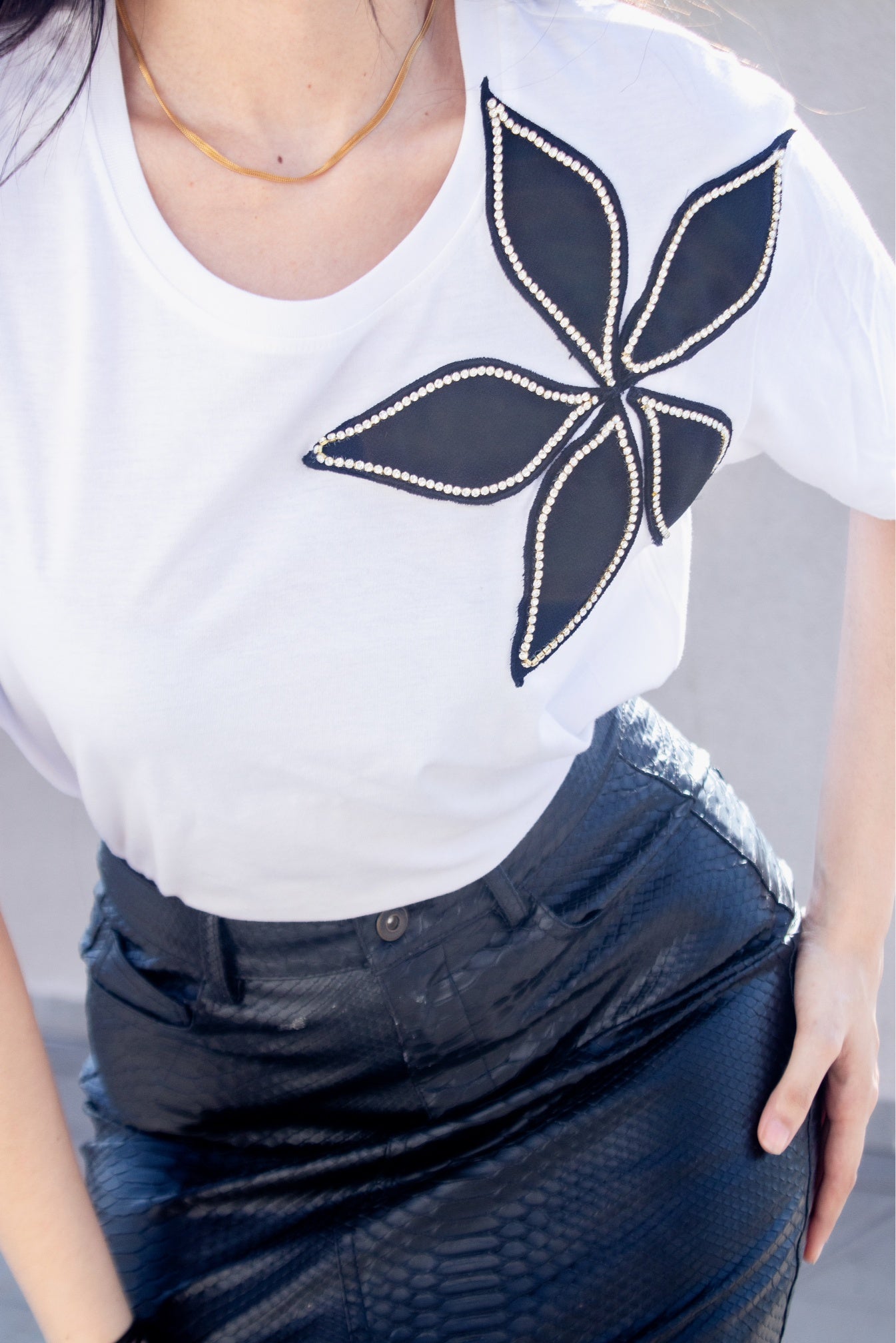 WHITE TSHIRT WITH RHINESTONE FLOWER