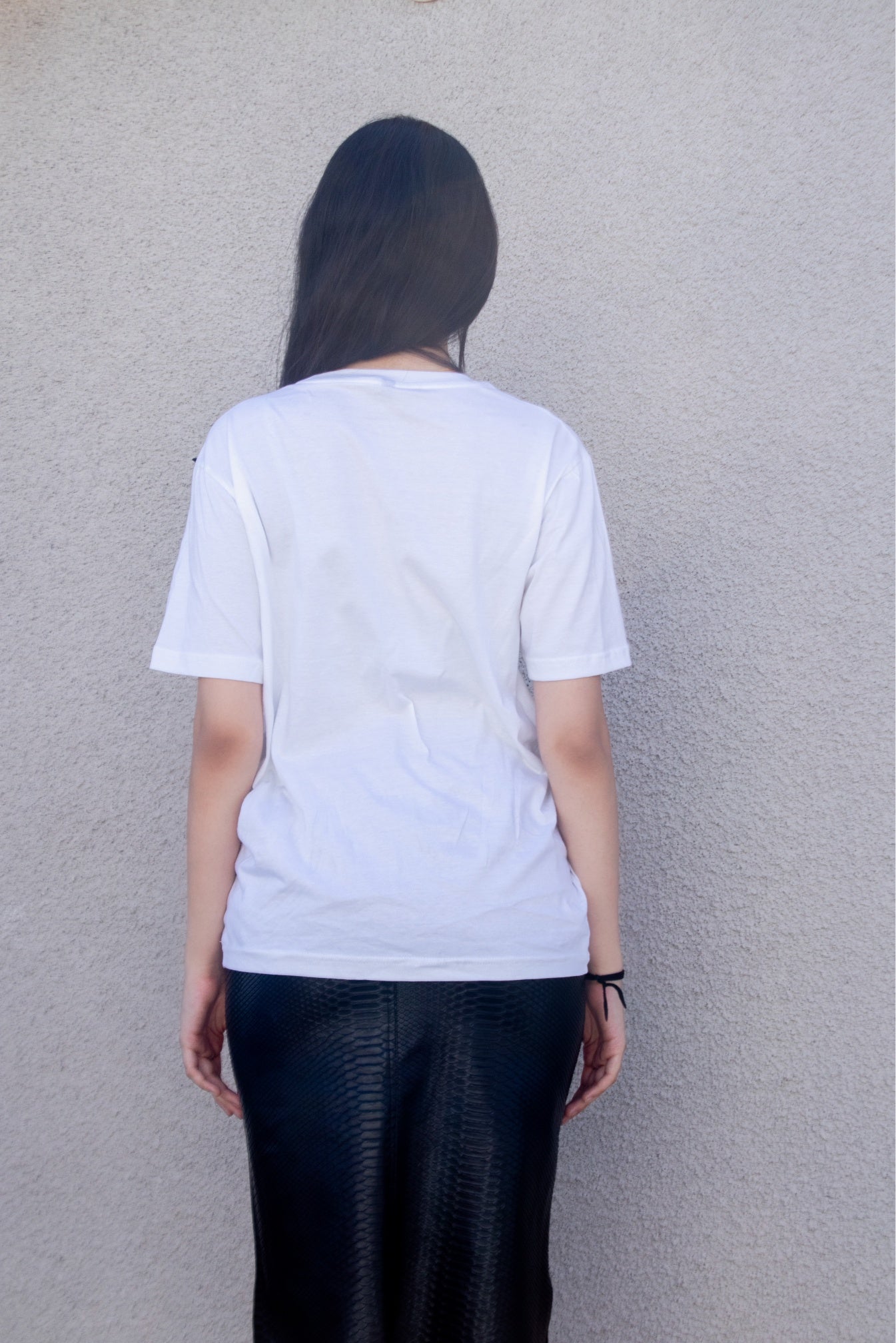 WHITE TSHIRT WITH RHINESTONE FLOWER