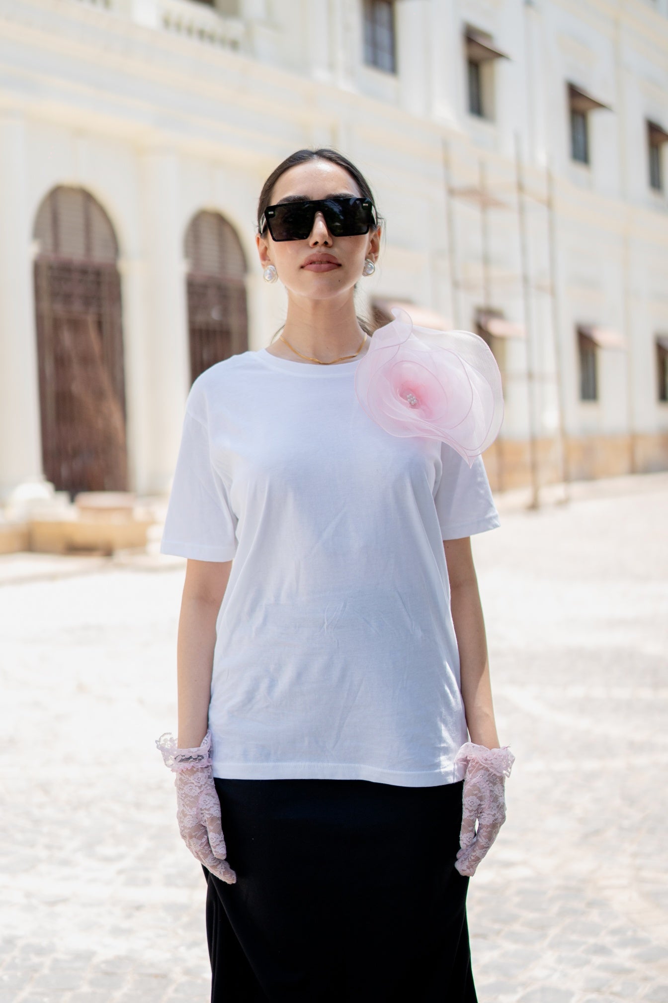 WHITE TSHIRT WITH PINK FLOWER