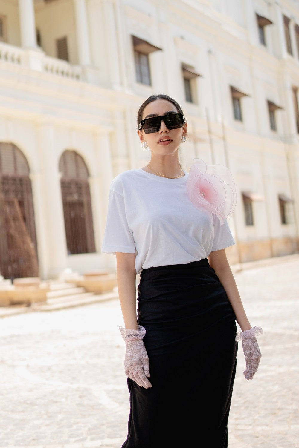 WHITE TSHIRT WITH PINK FLOWER