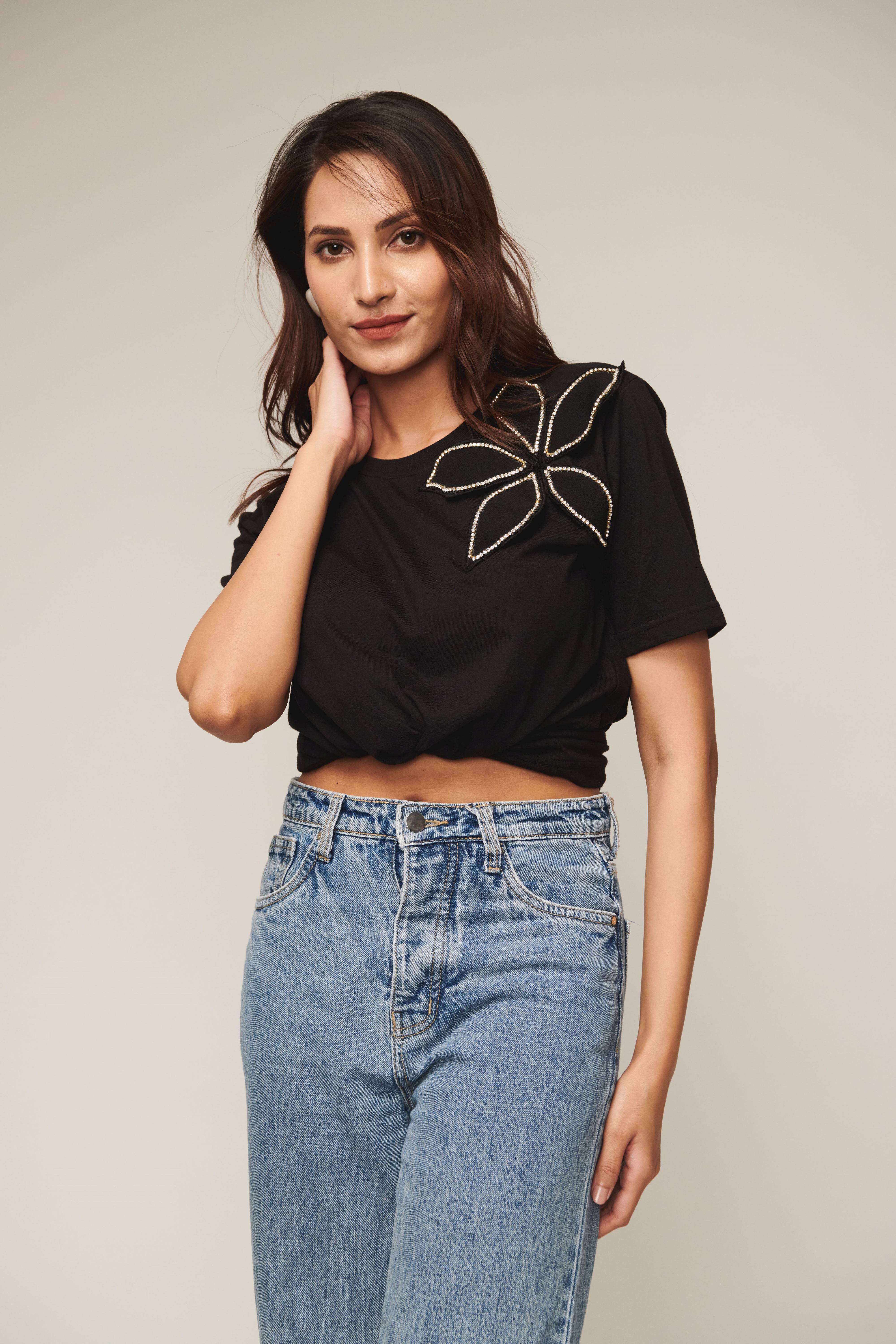 BLACK TSHIRT WITH RHINESTONE FLOWER