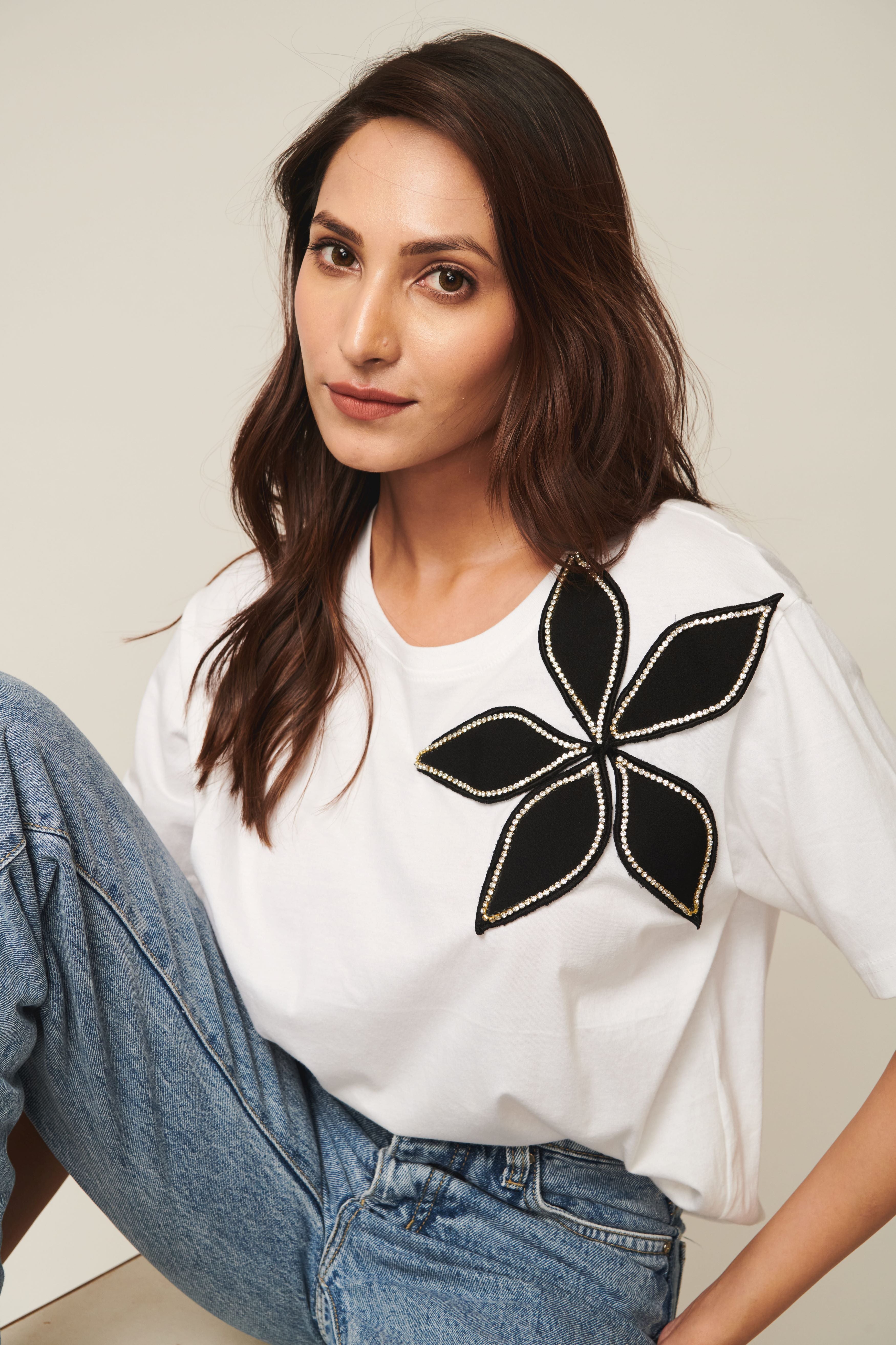 WHITE TSHIRT WITH RHINESTONE FLOWER