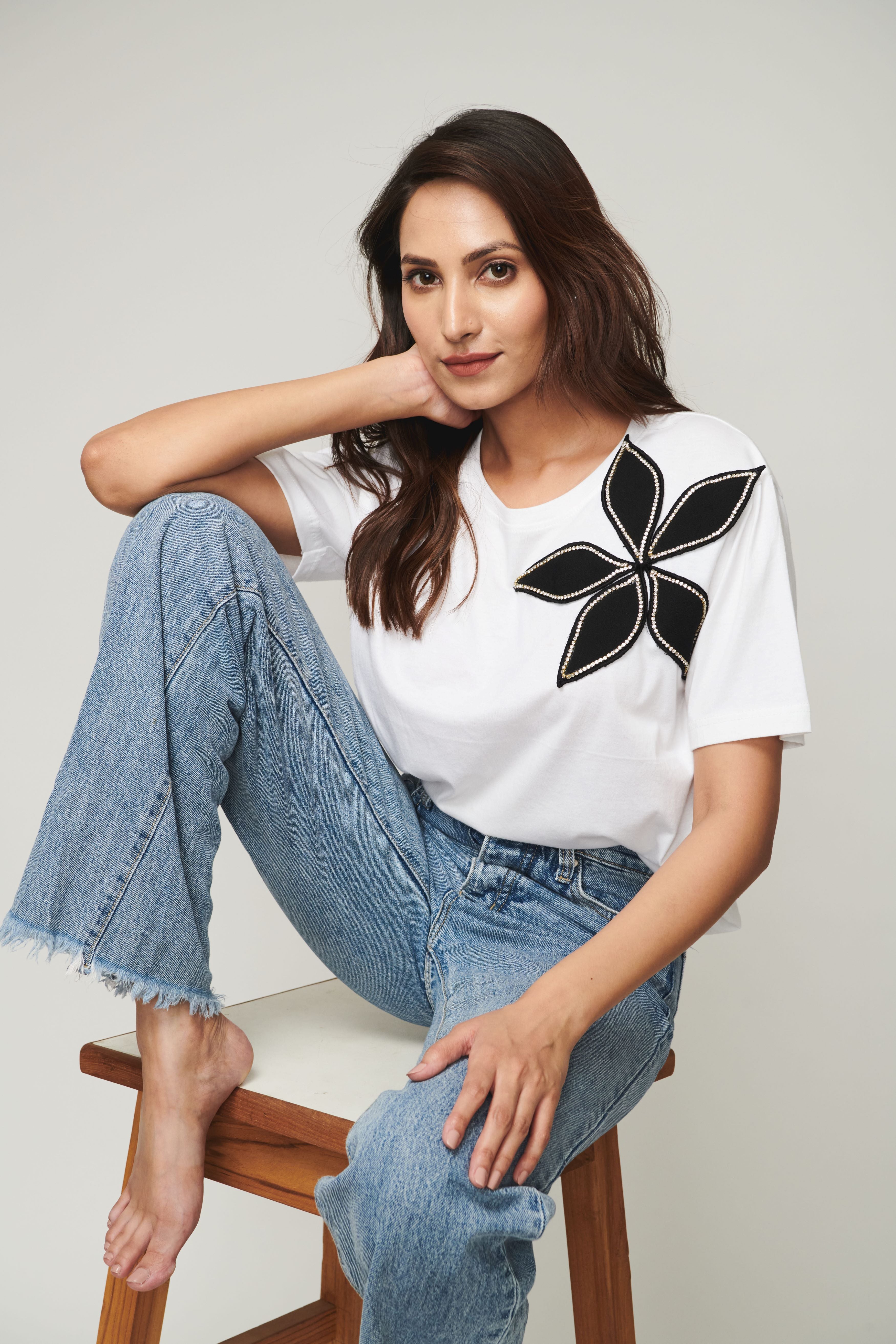 WHITE TSHIRT WITH RHINESTONE FLOWER