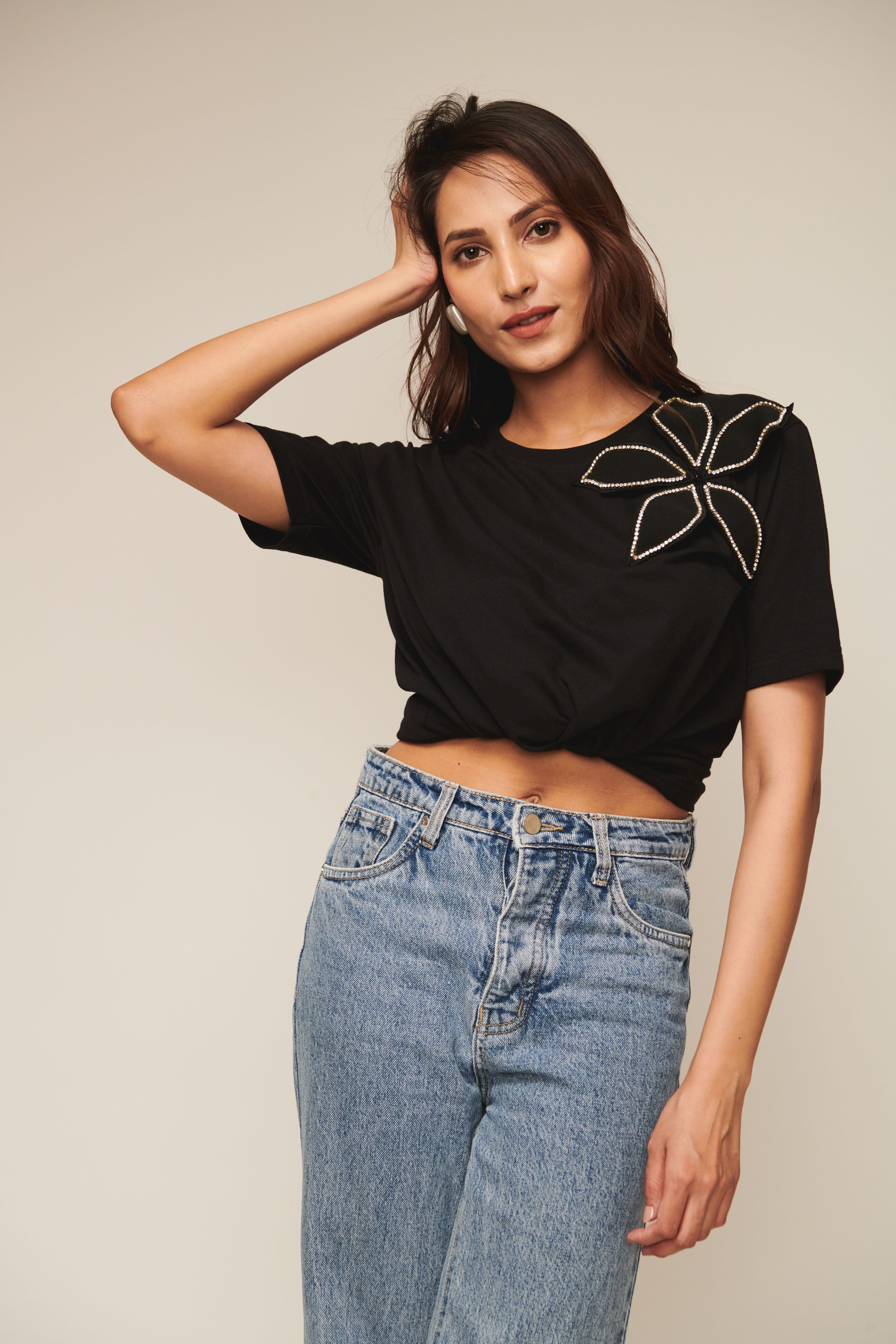 BLACK TSHIRT WITH RHINESTONE FLOWER